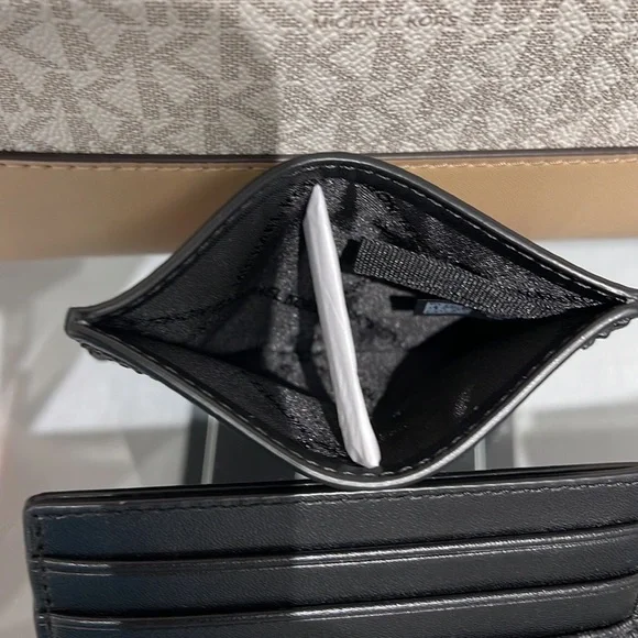 MICHAEL KORS MENS
Cooper Graphic Logo Tall Card Case
Style# 36S3LCOD2B
PINK - Picture 10 of 16